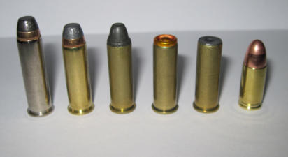 Von L. nach R. seht Ihr die Patronen, in .357 Mag. mit einem Treilmantelge., eine .38 SP. mit einem Teilmantelge., und einem mit Bleigeschoss, dann folgen 2 mal .38 SP. mit Wadcuttergeschosse, einmal Ummantelt, und mit Bleigeschoss, und zum Letzt eine 9mm
